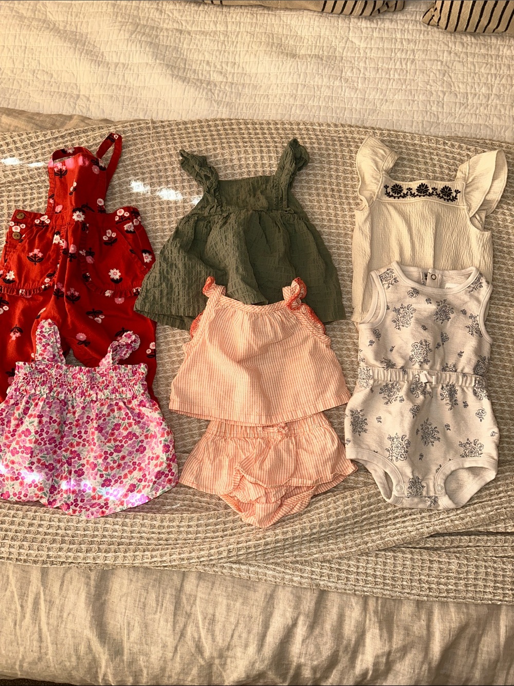 Bundle of 3-6month baby girl outfits